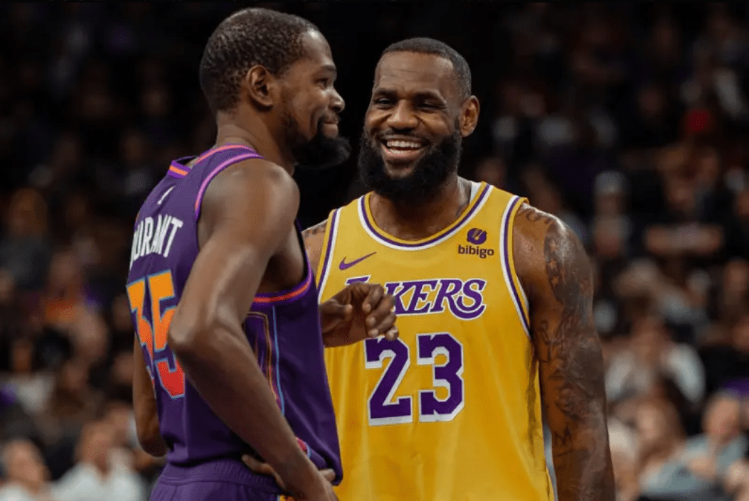 巴黎奧運:詹皇“灑粉儀式”意外波及 KD,搞笑畫面引網友熱議